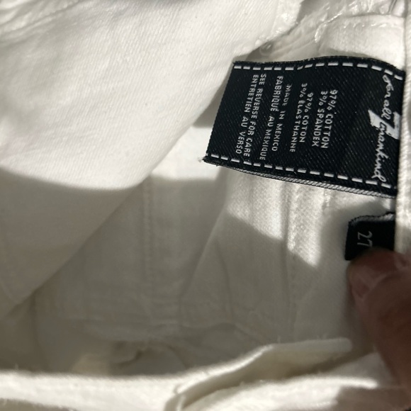 7 For All Mankind Georgia White Flare jeans in a Size 27. - Picture 13 of 13